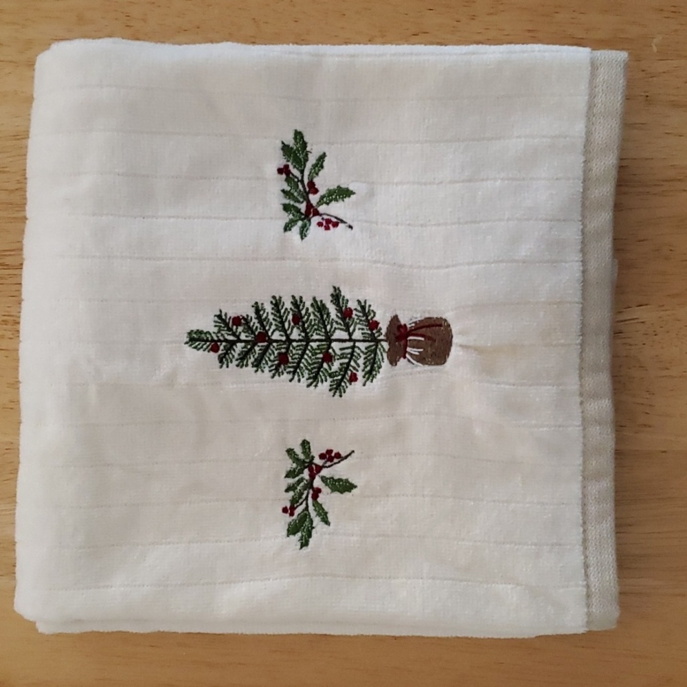 Three Piece Ivory Bath Towel Set With Trees And Holly